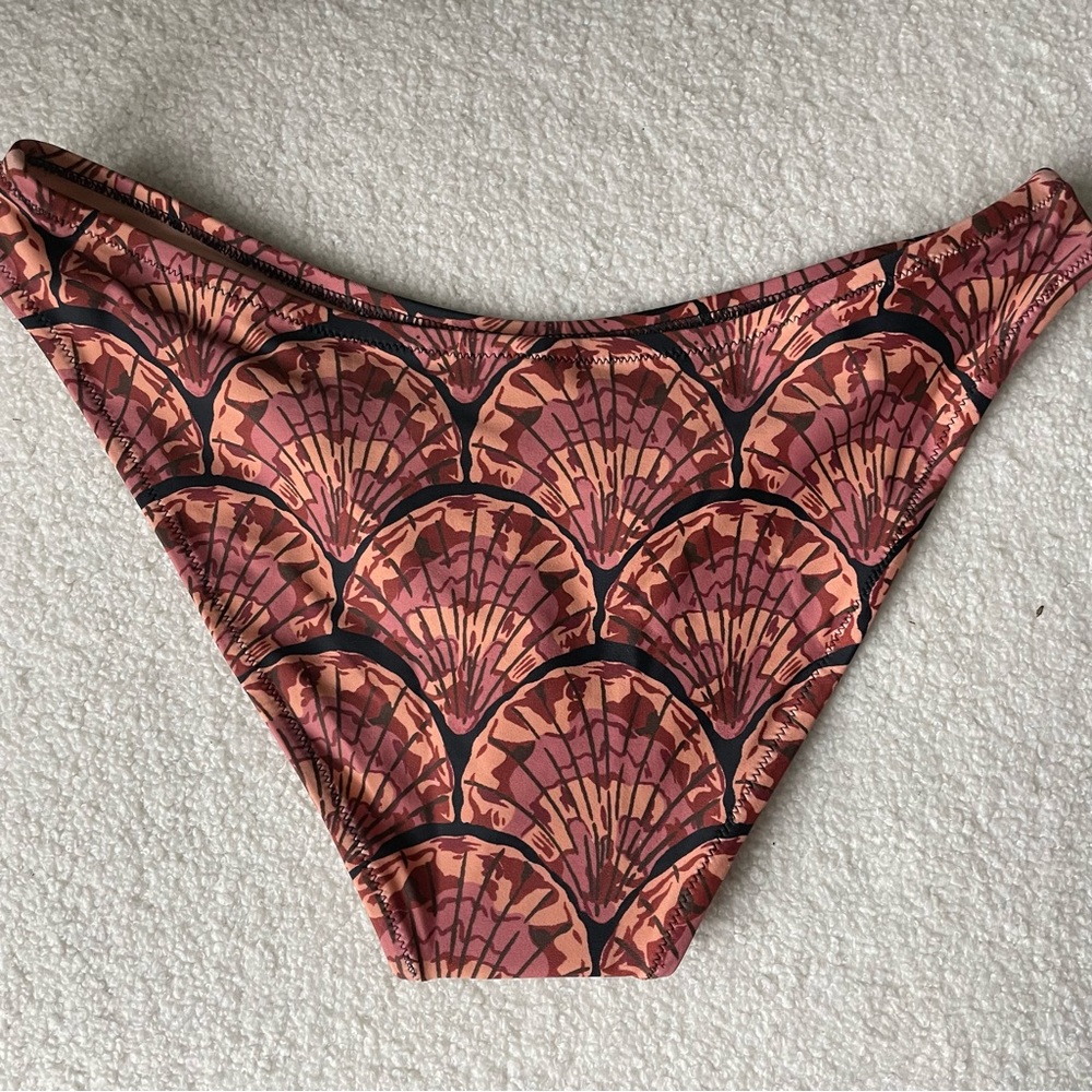 Madewell Second Wave Curved-Waist Bikini Bottom in Painted Seashells - Picture 6 of 8